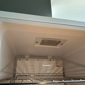 Ein Licht an der Decke des Klarstein Beersafe M.