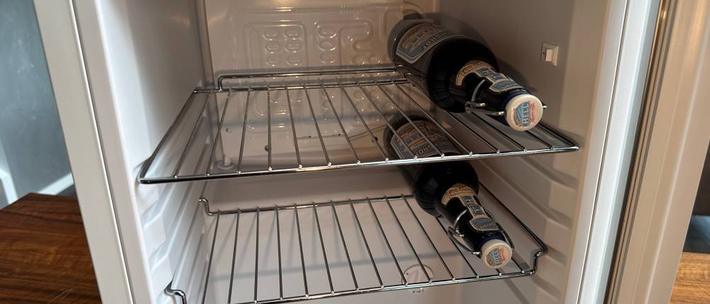 Zwei Bierflaschen liegen im Klarstein Beersafe M.