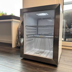 Der Klarstein Beersafe M steht eingeschaltet auf einem Fliesenboden.