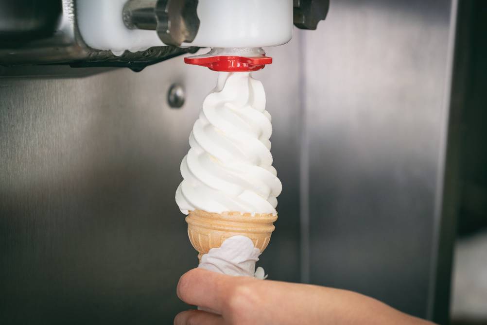 Klarstein-Eismaschine-Test: Eine Eistüte wird mit Frozen Joghurt befüllt. 
