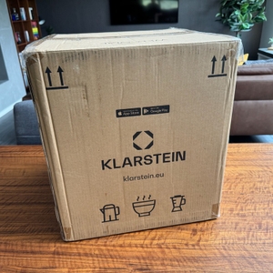 Der Karton des Klarstein FP14-90400-lady steht auf einem Tisch