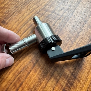 Der Hahn des Klarstein FP14-90400-lady liegt auf einem Tisch