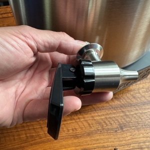 Eine Hand hält den Hahn des Klarstein FP14-90400-lady fest