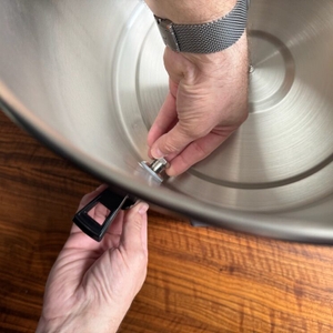 Eine Hand befestigt den Hahn des Klarstein FP14-90400-lady