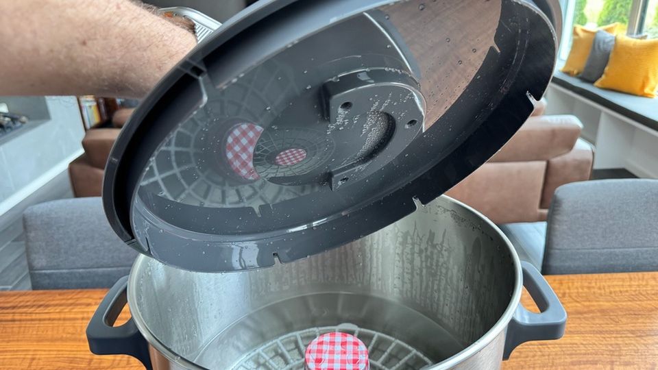 Auf dem Deckel des Klarstein FP14-90400-lady befindet sich nach dem Einkochen Kondenswasser