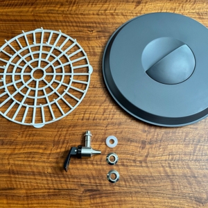 Das Zubehör des Klarstein FP14-90400-lady liegt auf einem Tisch