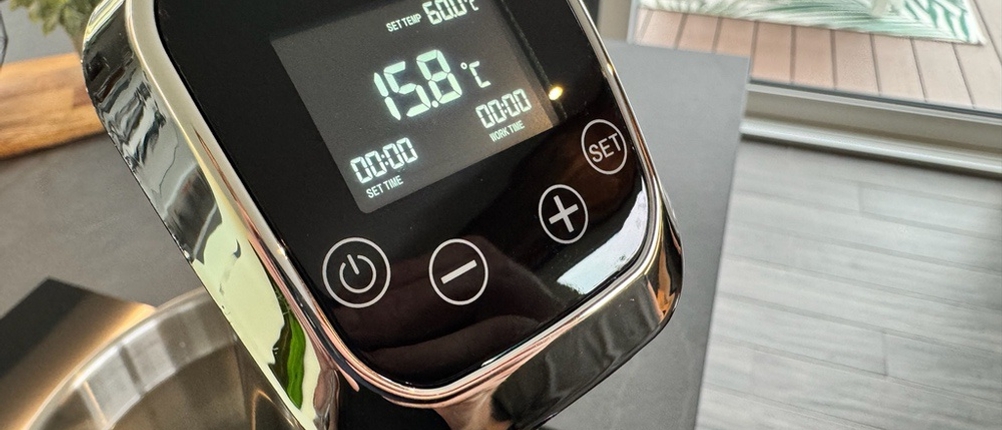 Die Bedienelemente des eingeschalteten Klarstein Quickstick