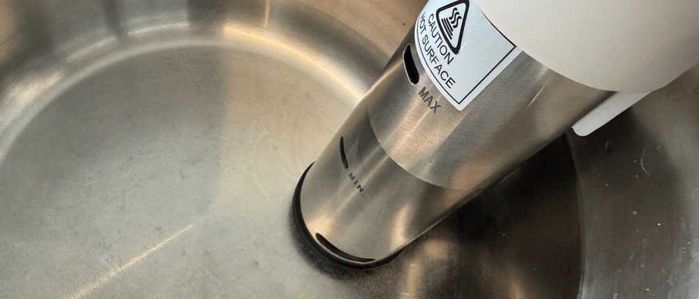 Das Wasser in einem Topf steht zwischen der Minimal- und Maximalmarkierung