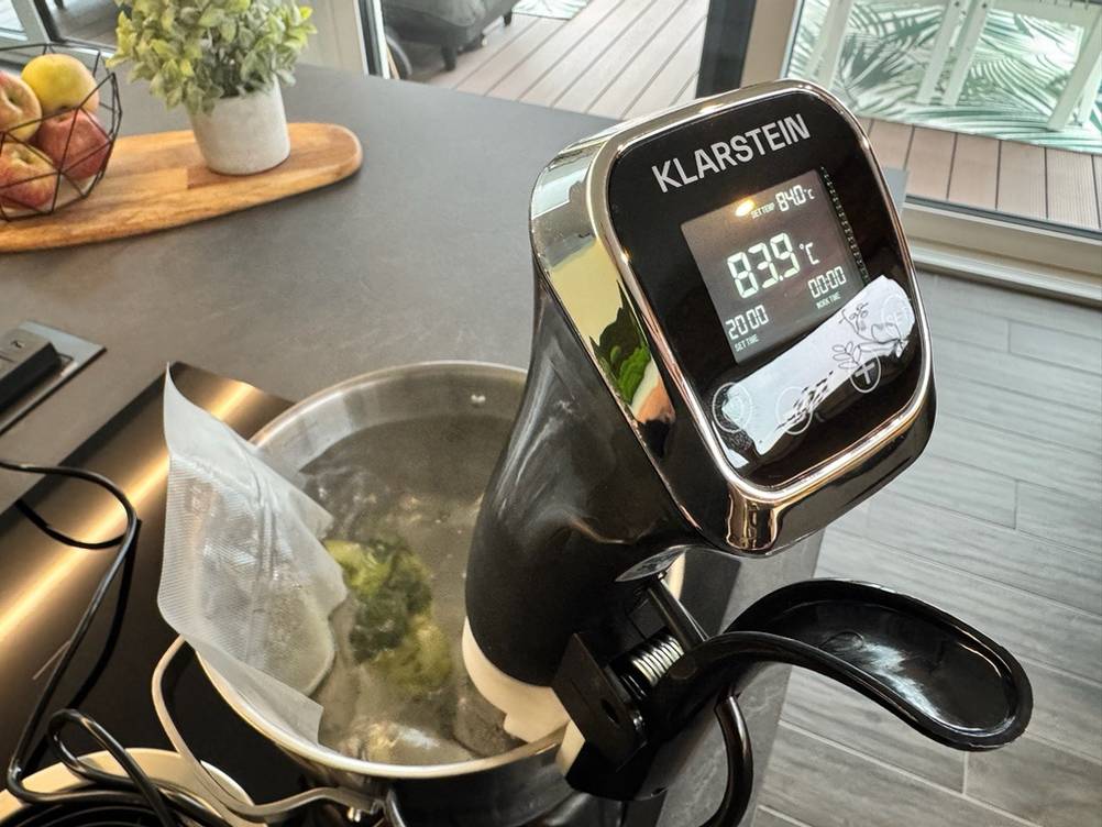Der Klarstein Quickstick hängt an einem Kochtopf während das Display 83,9 °C anzeigt