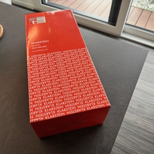 Der Karton des Klarstein Quickstick liegt auf einer Arbeitsplatte