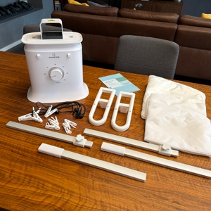 Der Lieferumfang der Klarstein ShirtButler Deluxe liegt auf einem Tisch