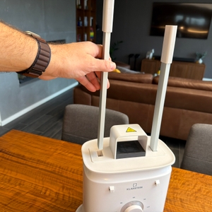 Eine Hand steckt einen Aufsatz in die Klarstein ShirtButler Deluxe