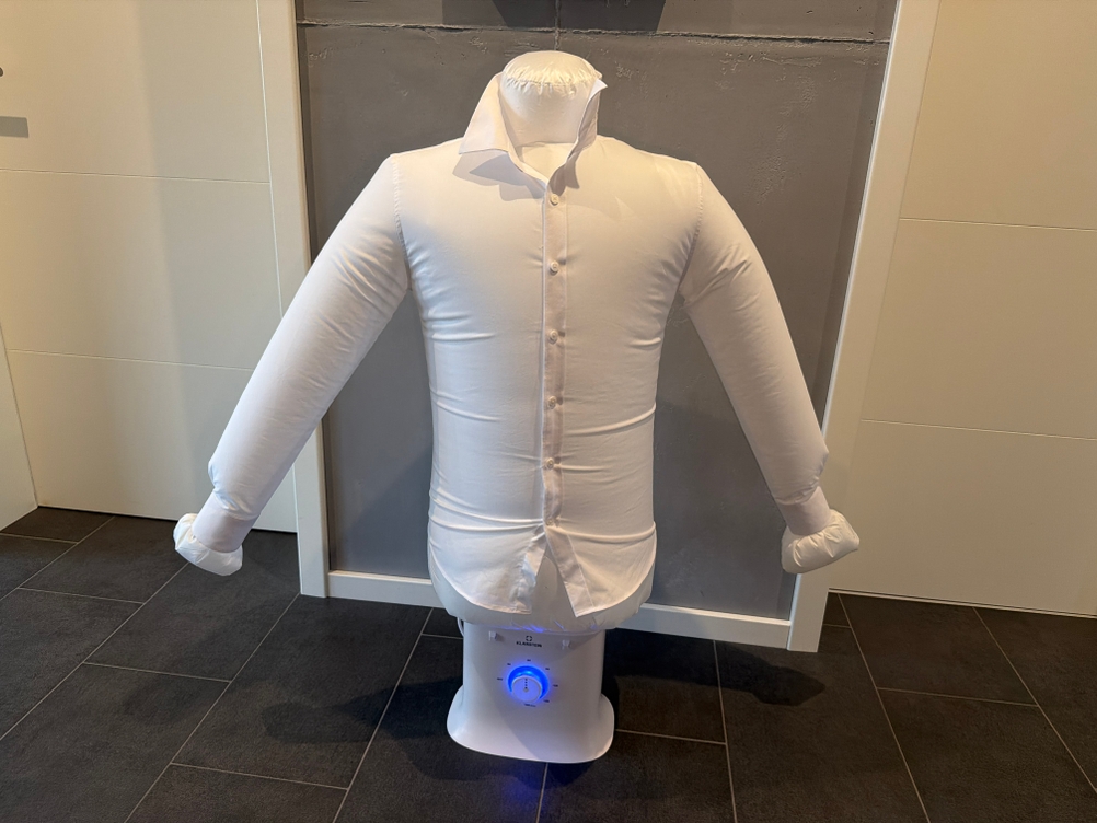 Ein Hemd hängt während der Benutzung auf der Klarstein ShirtButler Deluxe