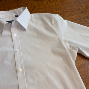 Die Schulter an einem mit der Klarstein ShirtButler Deluxe gebügelten Hemd