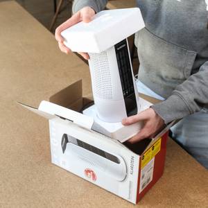 Ein Klarstein-Tischventilator wird aus seiner Verpackung gezogen.
