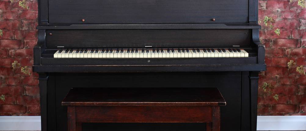 Massivholz-Pianobank und Klavier