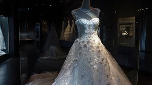 Klebe-BH-Test: Ein Brautkleid mit Herzausschnitt in einem Schaufenster. 