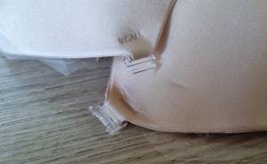 Klebe-BH-Test: Zwei Klebe-BH-Pads. 