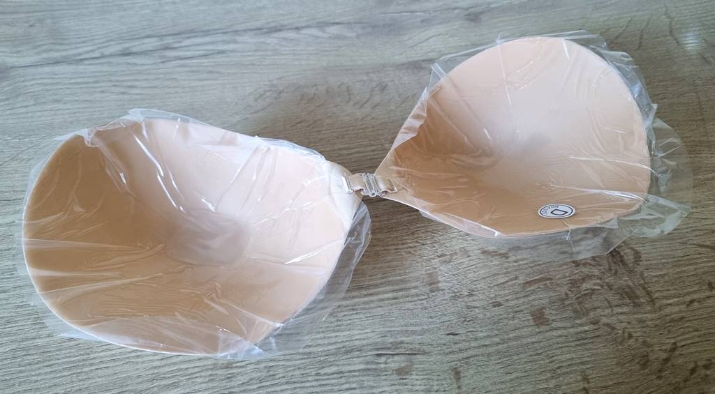 Klebe-BH-Test: Klebe-BH in Beige und Sicherheitsfolien auf einem Tisch. 