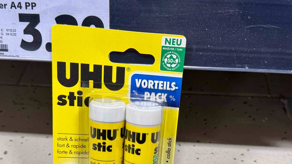 Klebestift im Test: Nahaufnahme des Logos auf der Verpackung.