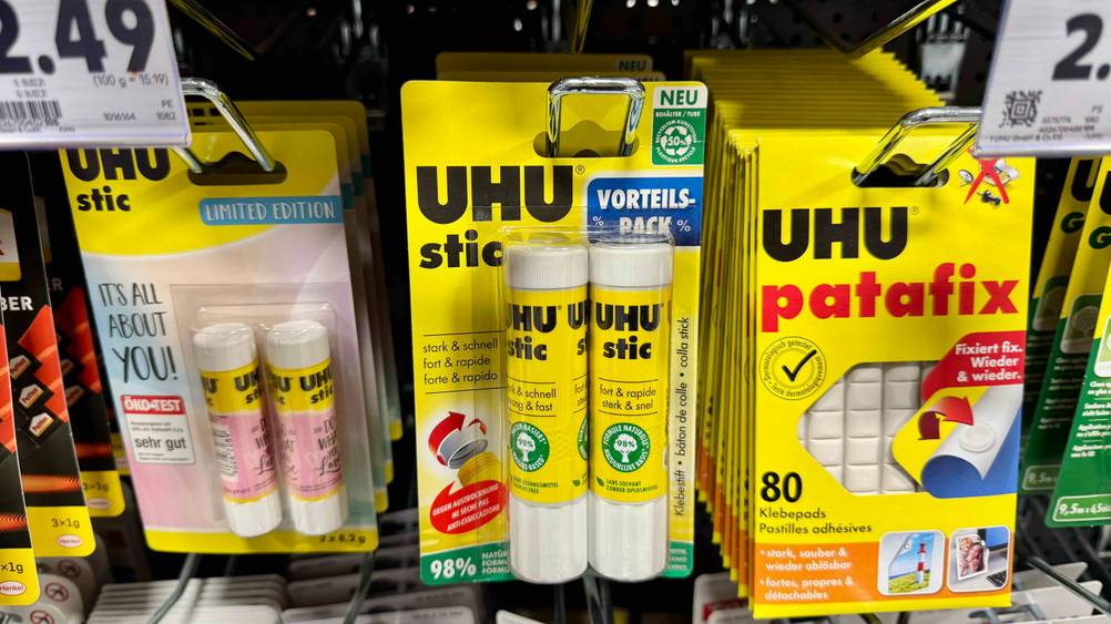 Eine Packung des getesteten Klebestifts hängt neben anderen Produkten in einem Verkaufsregal.