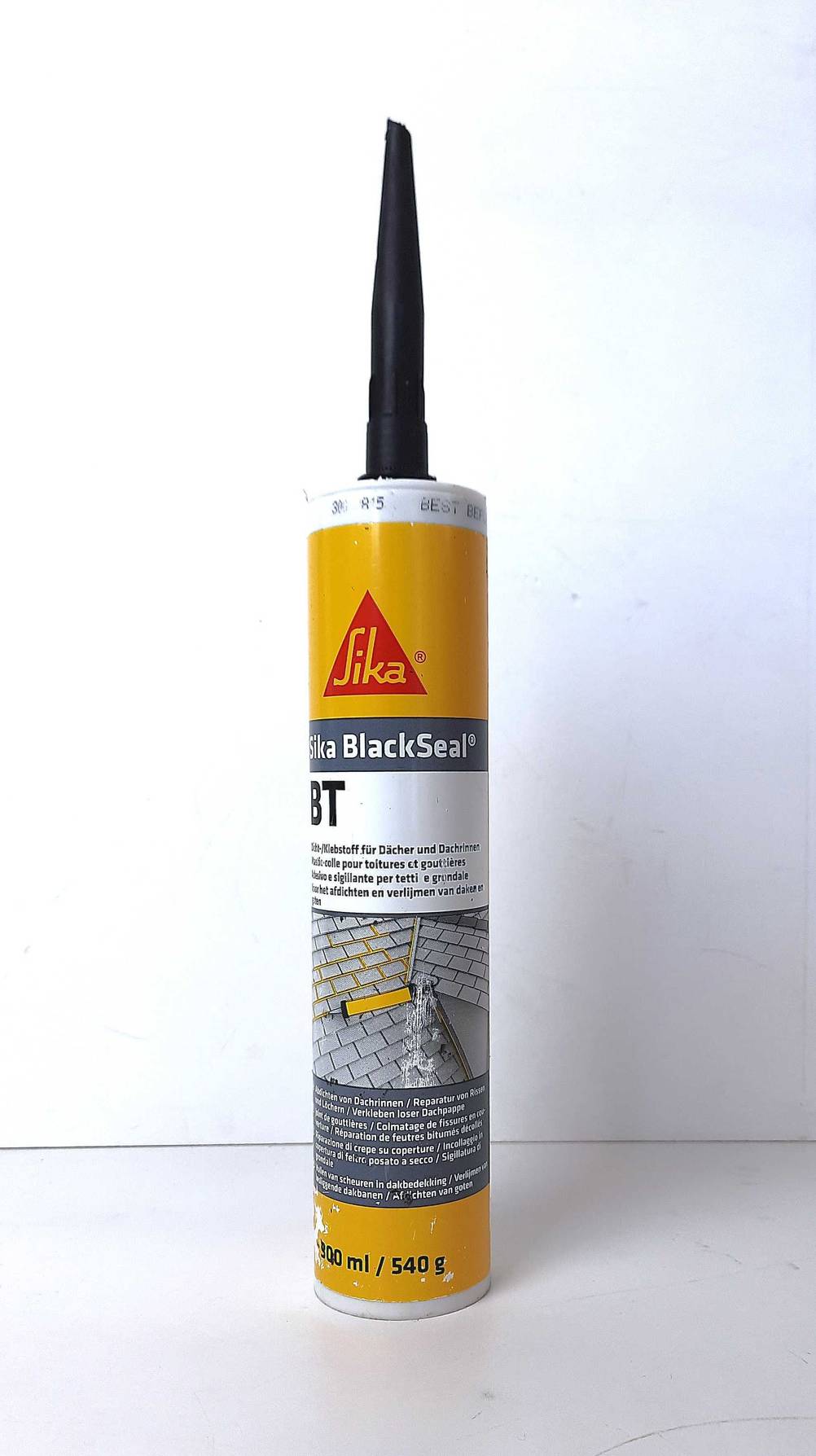 Eine Tube des getesteten Klebstoffes auf einer hellen Fläche.