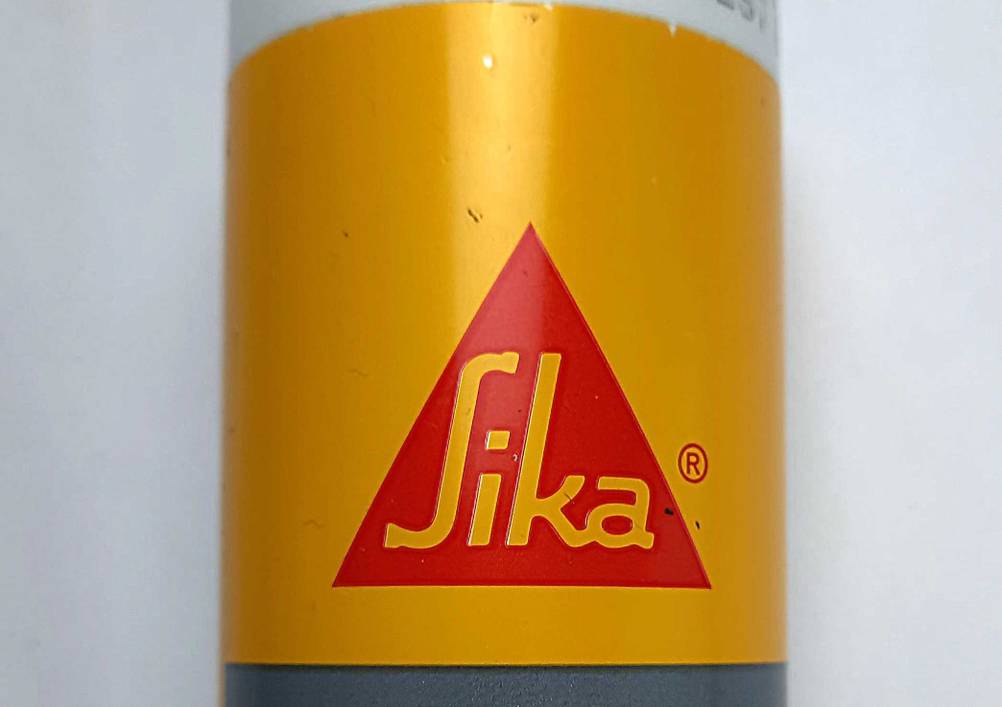 Klebstoff im Test: Nahaufnahme des Logos auf der Verpackung.