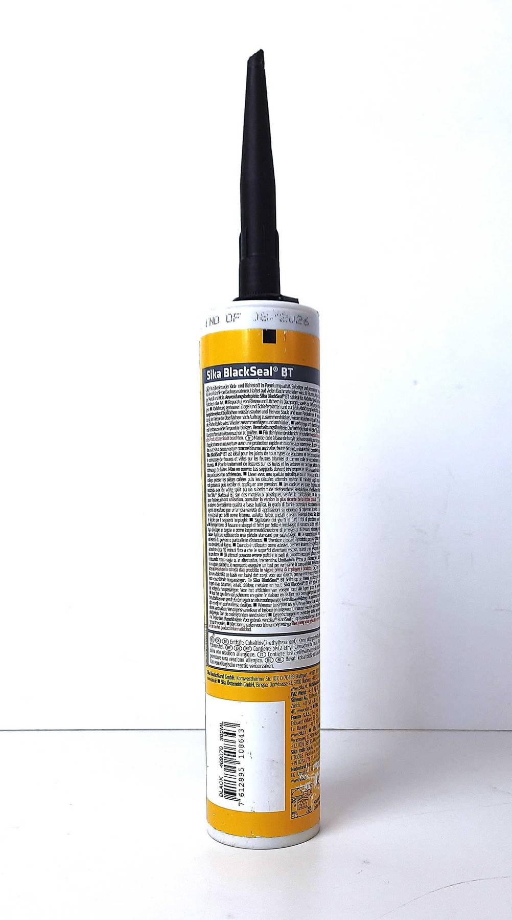 Rückseite der Verpackung des getesteten Klebstoffes vor einer hellen Wand.