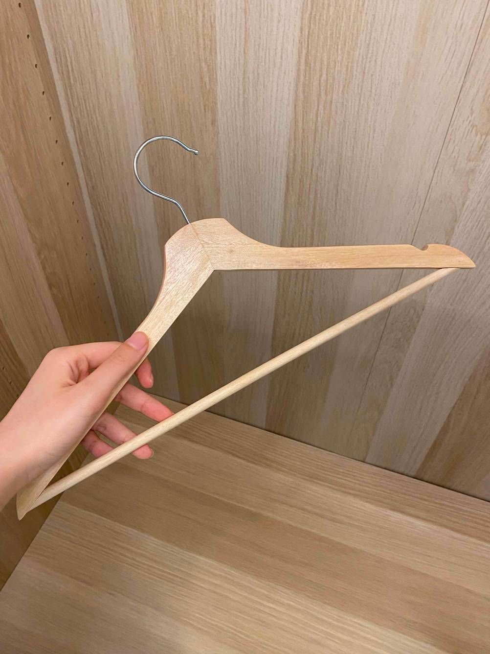 Eine Hand hält einen getesteten Kleiderbügel.