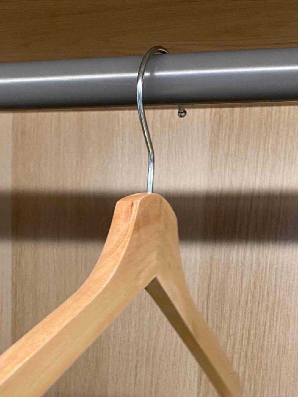 Ein getesteter Kleiderbügel hängt im Schrank.