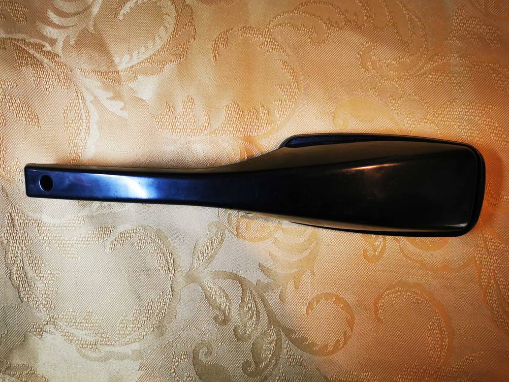 Die getestete Kleiderbürste mit der Rückseite nach oben.