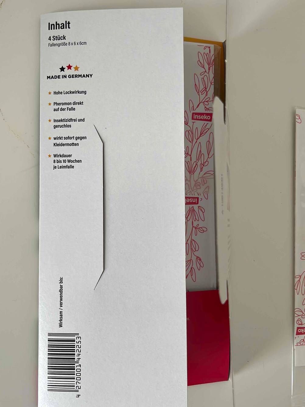 Kleidermottenfalle getestet: Eine geöffnete Packung, im Inneren die einzelnen Streifen.