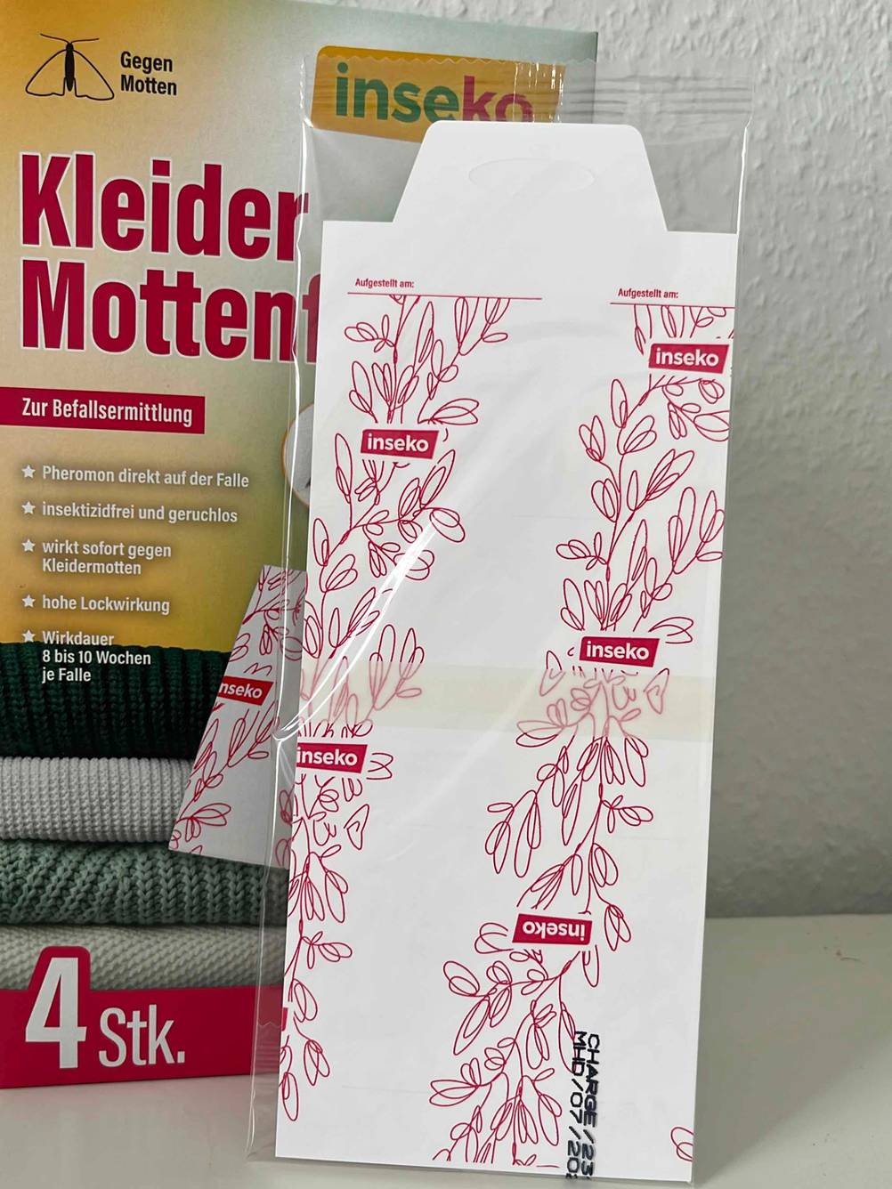 Vor der Originalverpackung steht ein Streifen der getesteten Kleidermottenfalle einzeln verpackt.