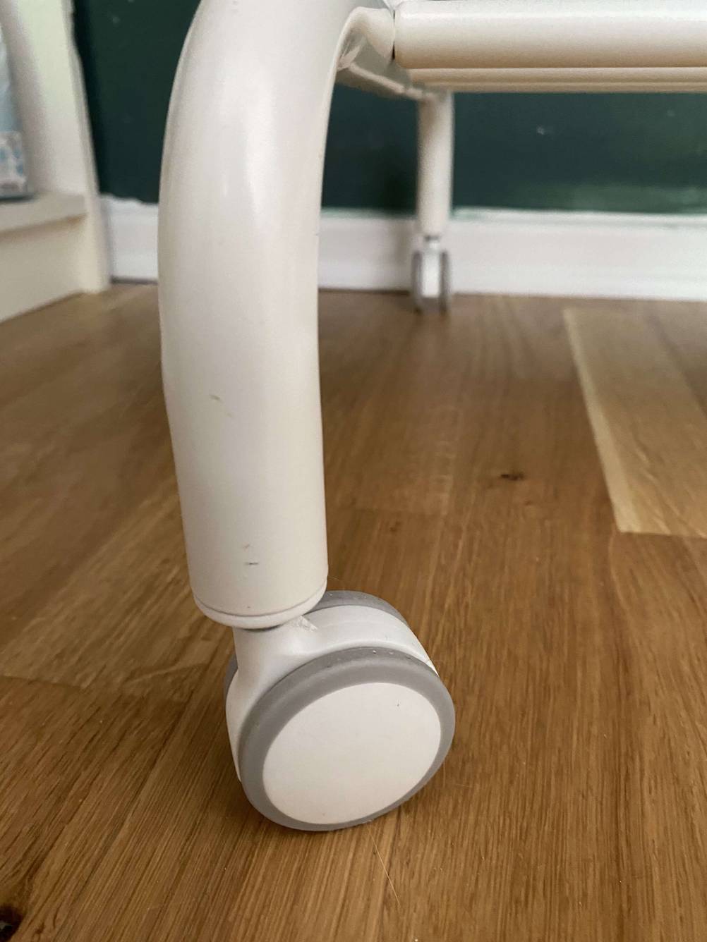 Rollen von einem getestetem Kleiderständer.