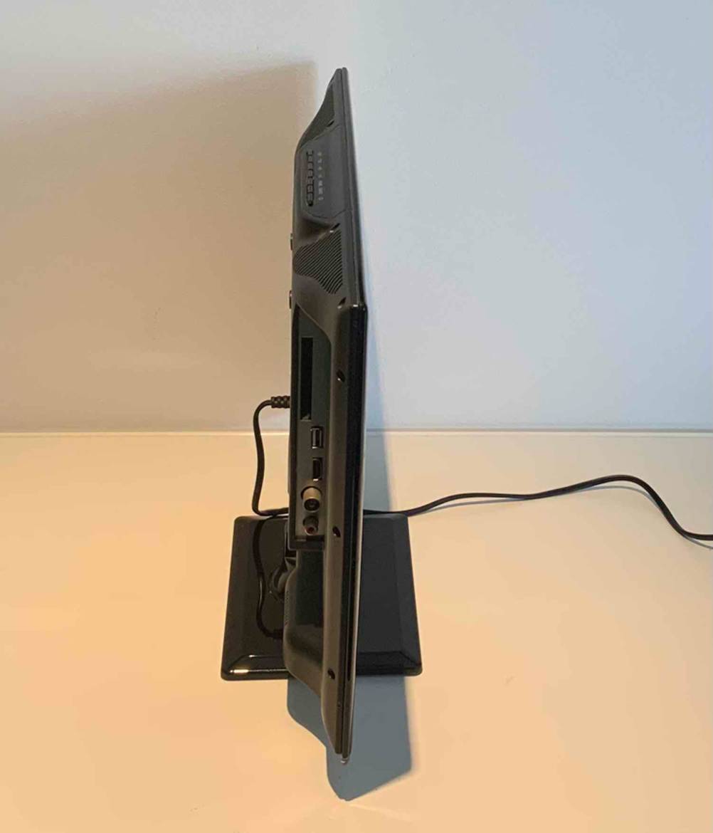 Seitenansicht eines getesteten kleinen Fernsehers auf einer hellen Fläche.