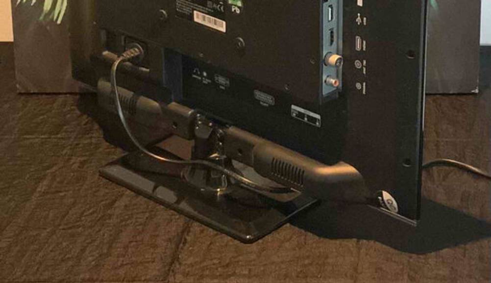Kleiner Fernseher getestet: Nahaufnahme der Anschlüsse auf der Rückseite.