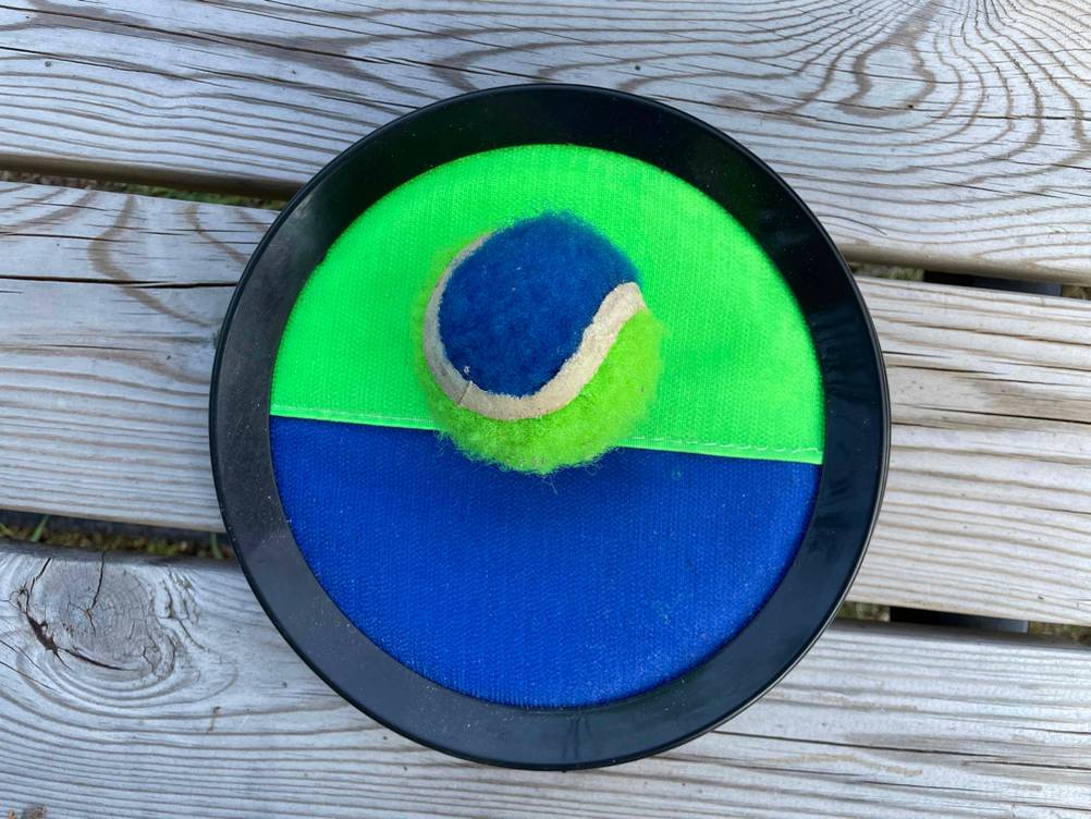 Klettballspiel getestet: Auf dem Pad liegt der Ball auf einer Holzfläche.