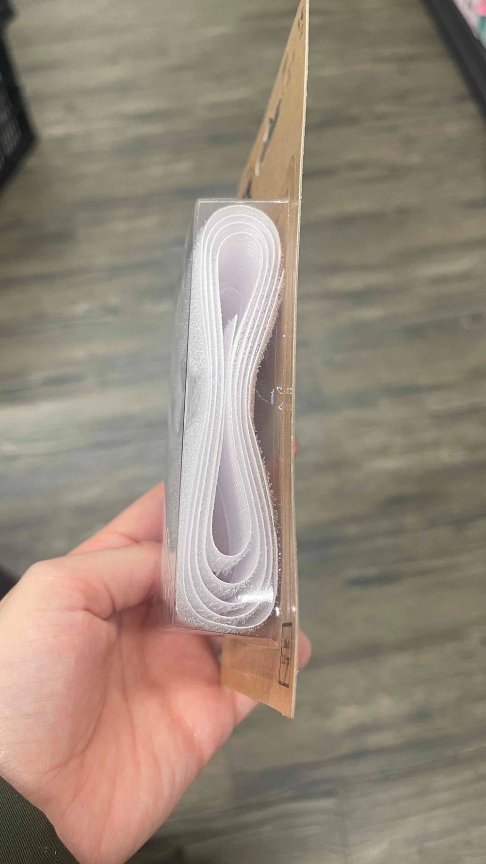 Seitenansicht der transparenten Verpackung des getesteten Klettbandes.