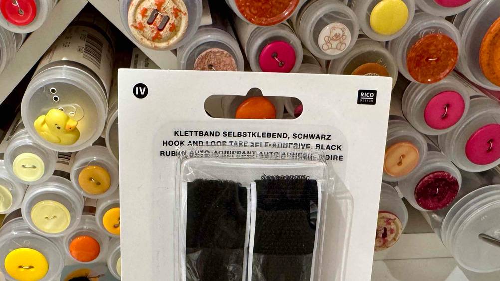 Klettband (selbstklebend) getestet: Nahaufnahme der Verpackung mit Logo und Arktikelbezeichnung.