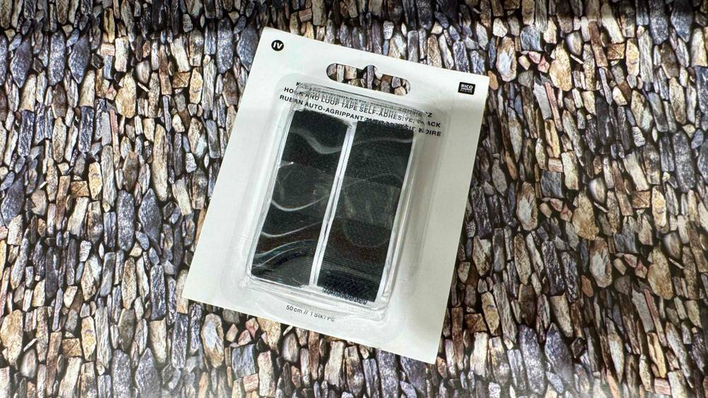 Getestet: Das Klettband (selbstklebend) von oben in der Verpackung.