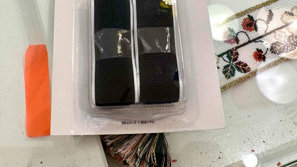 Klettband (selbstklebend) im Test: Nahaufnahme des Bandes in der transparenten Verpackung mit angaben zur Länge.