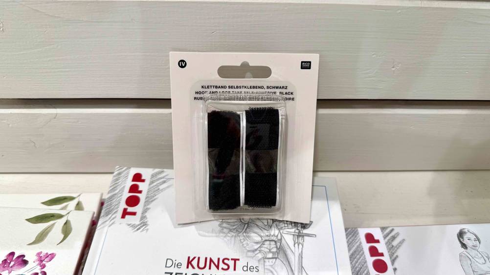 Das getestete Klettband (selbstklebend) in der transparenten Verpackung.