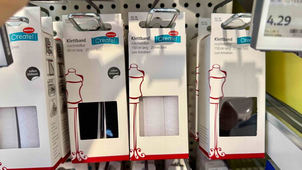 In einem Regal hängt eine Packung des getesteten Klettbandes neben anderen.