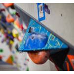 Klettergriffe-Test: blaues Volumen mit Griffen in einer Boulderhalle. 