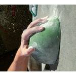Klettergriffe-Test: eine Hand greift nach einem grünen Kletterstein. 