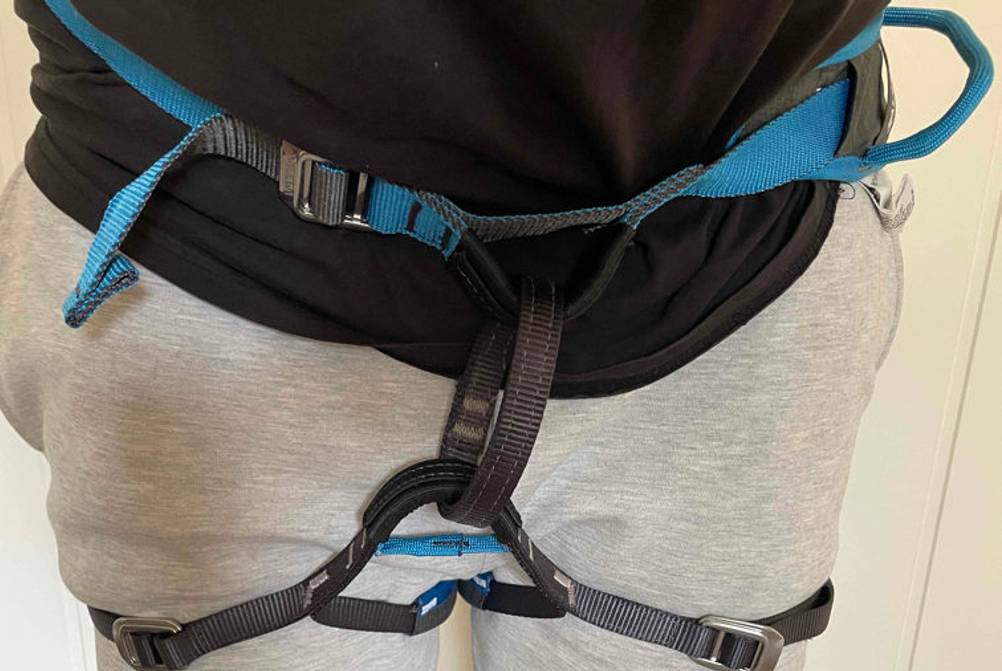 Klettergurt-Erwachsene-Test: Ein Mann trägt einen blau-schwarzen Klettergurt der Marke Salewa. 