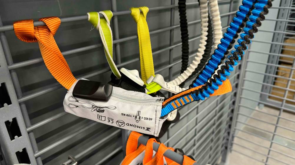 Klettersteigset getestet: Nahaufnahme des Aufdrucks auf der Reisverschlusstasche.