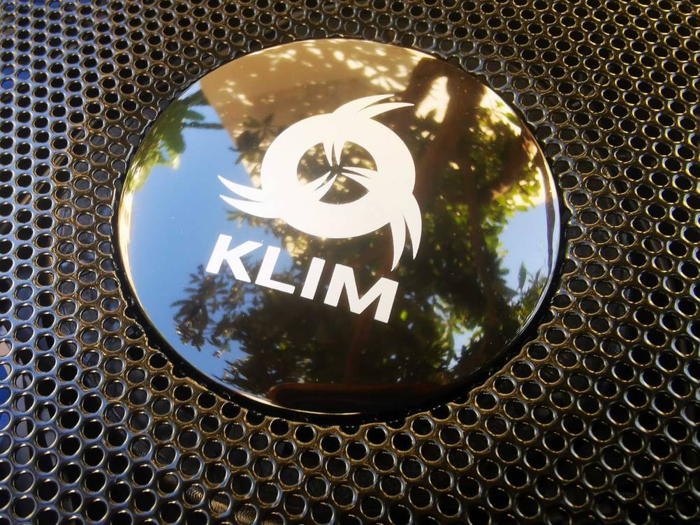 Klim-Laptop-Kühler-Test: Nahaufnahme des Logos auf dem Gerät.
