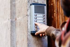 Klingel an elektronischer Schließanlage im Test