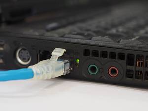 DA-Wandler-Vergleich: Klinkenbuchsen am Laptop